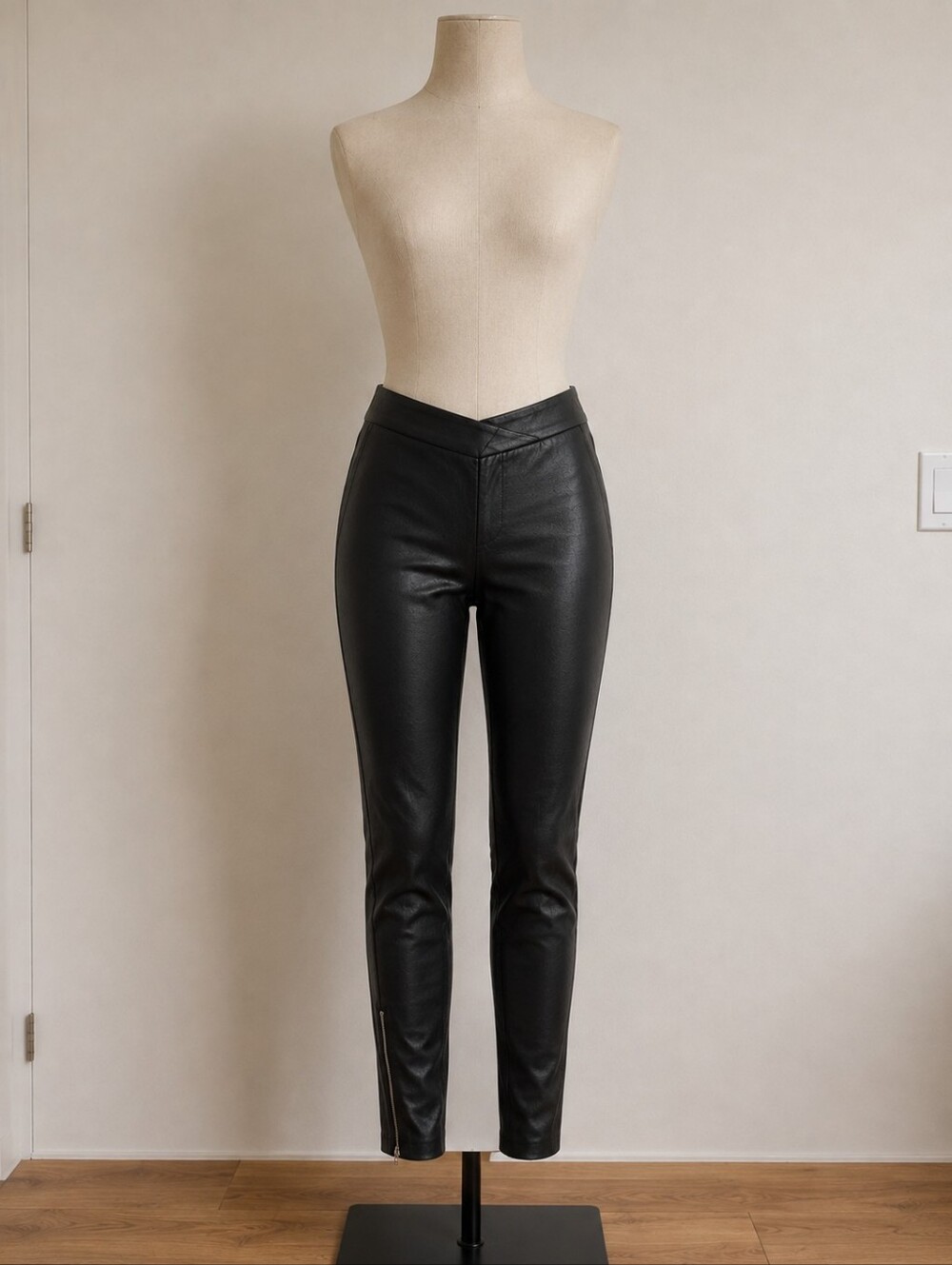 Tyler Madison Black Faux Leather Skinny Pants Small